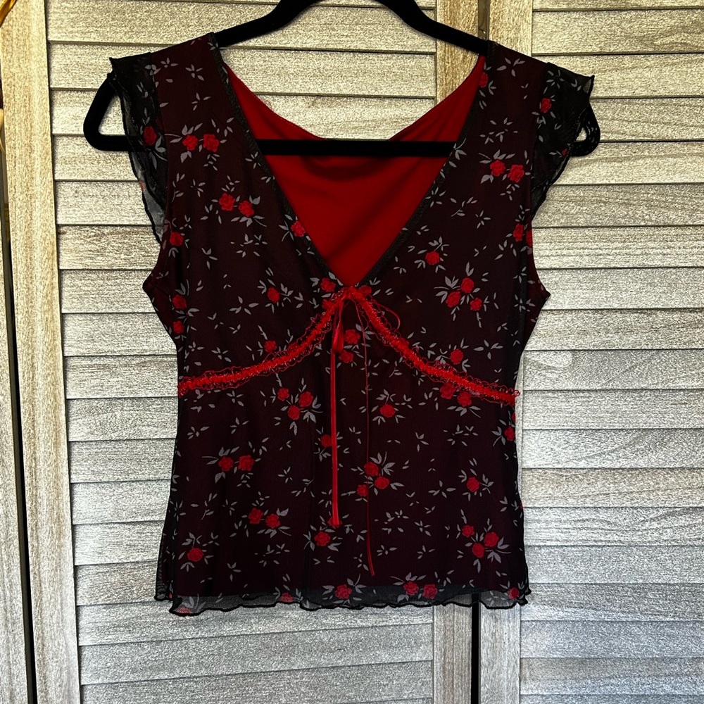 Red & Black Floral Sleeveless Blouse Top V-Neck Woman Size Small Juniors Petite